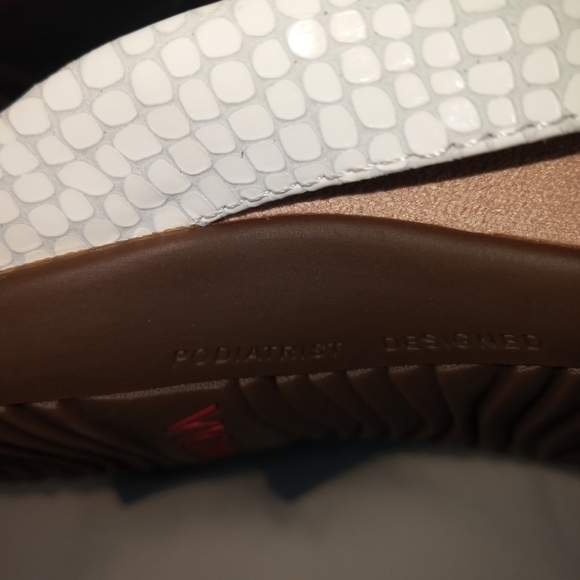 Vionic Dillon White Lizard Embossed Print Flip Flop Thong Sandals Size 8 Wide - Picture 6 of 10